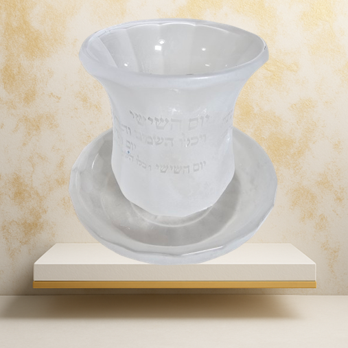 כוס קידוש שקוף נחשפת בעת מזיגת יין